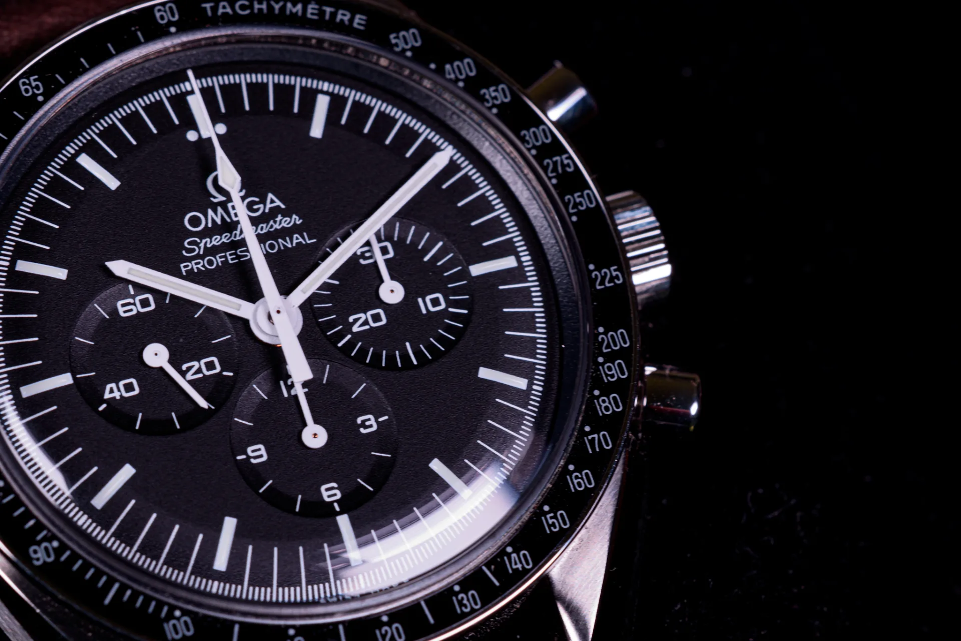 Luxe horloge in detail bij Barrel and Bridge