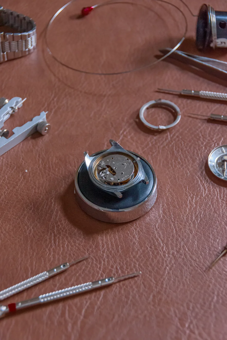 Horloge-uurwerk op de werkbank van Barrel and Bridge
